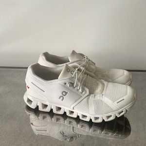 ON Cloud 5 Running Shoes (size 9 women’s)